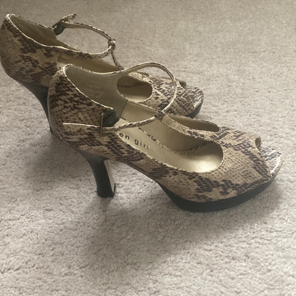 New, never worn Steve Madden peep toe stacked pumps!  Size 6